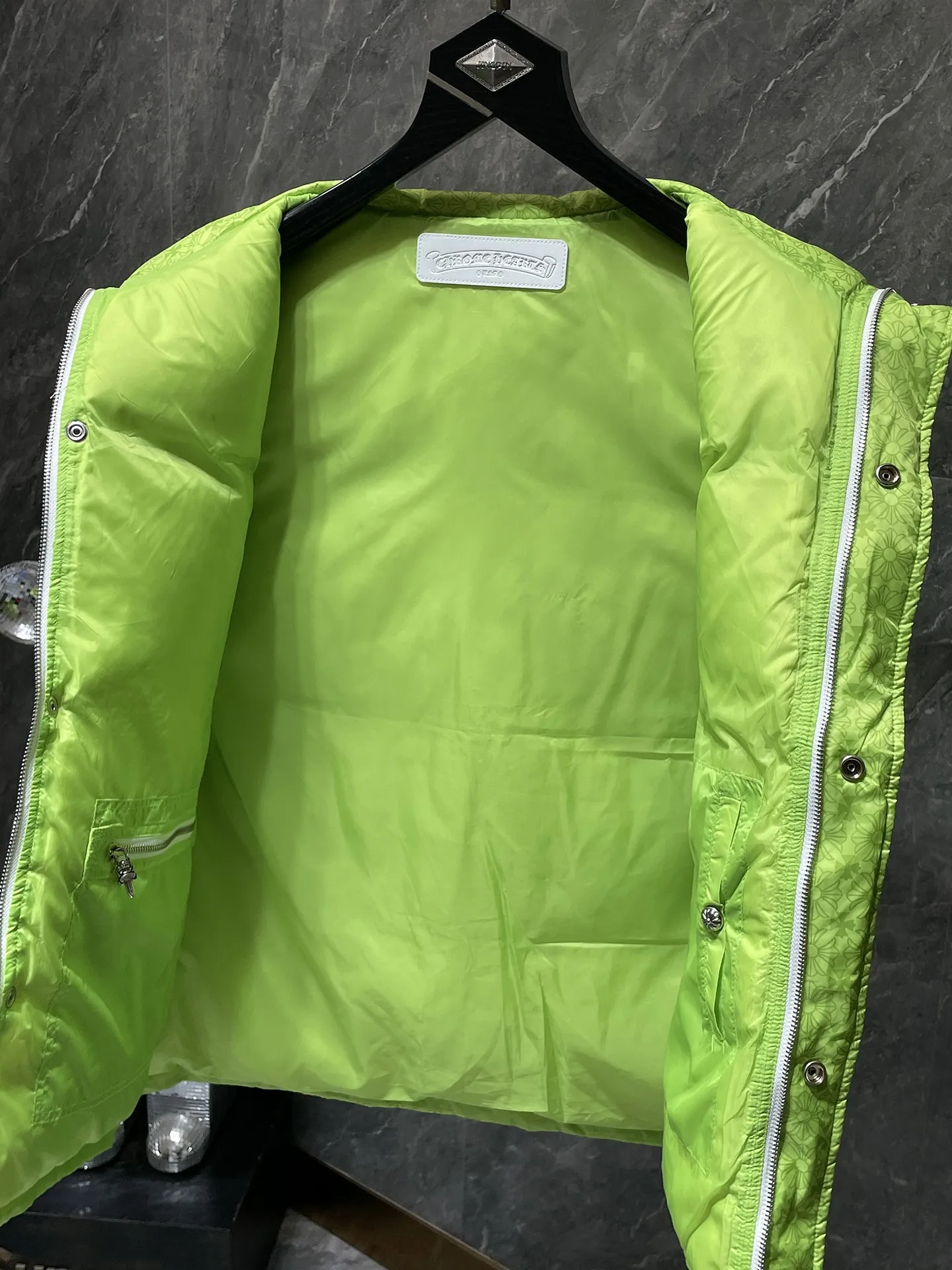 P636 Chrome Hearts ❄️Winter Down Jacket Series❄️ Chrome Hearts Dark Pattern Series Fluorescent Green Down Vest Available at counters simultaneously❤ The best Guangzhou Inspection National Standard 90 down on the market! ! The world’s highest fluffiness of 900D! ! High standard and sufficient down filling! ! Exterior windproof and waterproof dark pattern custom fabric, interior high-grade dark pattern lining fabric to prevent lint, original hardware molding, exquisite craftsmanship details, casual or formal wear ✨ slim fit and not bloated Recommended color: Customized dark pattern flower series Code number: S, M, L, XL